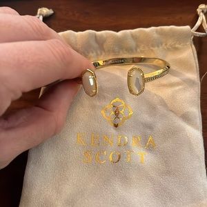 Kendra Scott Elton Bracelet with Ivory Pearl Stones. New-never worn.